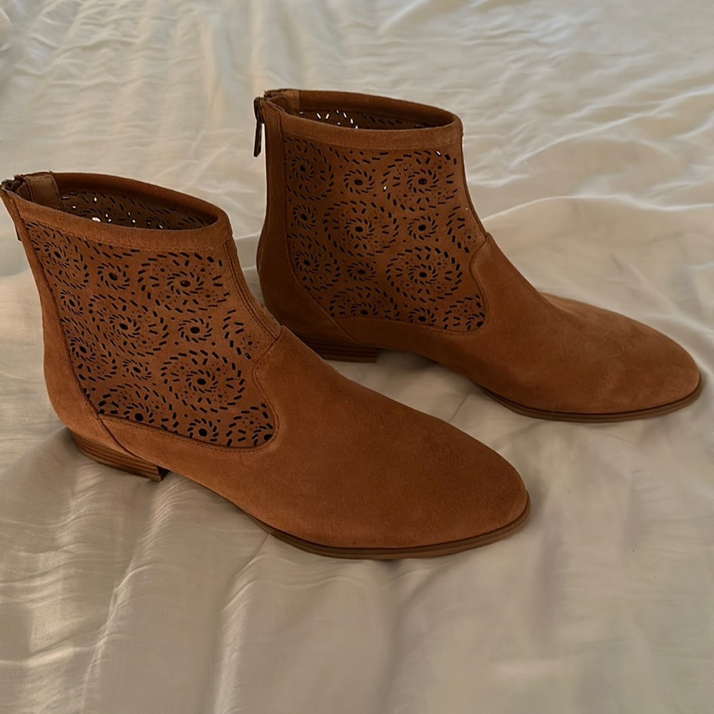 New Jack Rogers, size 9 brown suede booties
